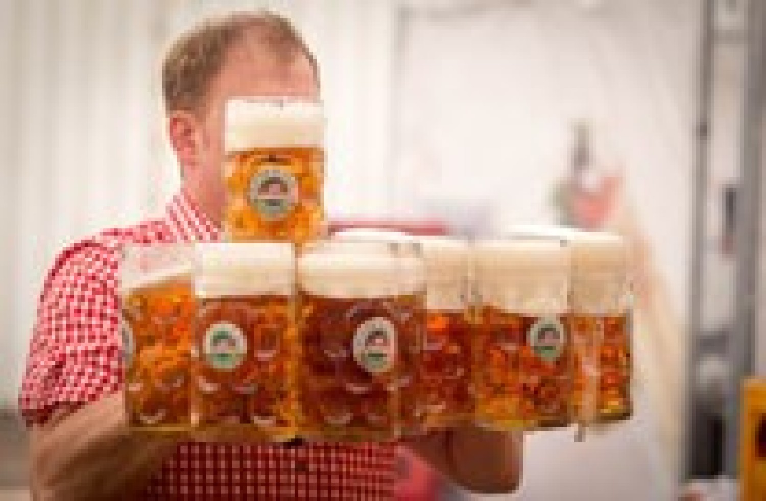 Party nieuws: Meer dan twee drankjes halen moet verboden worden