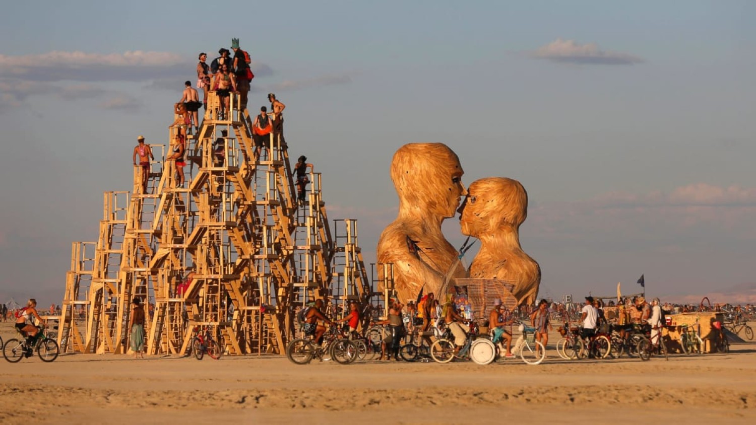 Party nieuws: Bezoekers Burning Man proberen van terrein te vluchten